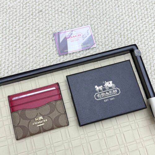 【AT7075】Coach（コーチ）のクラシックカードケース：上質な牛革素材を使用した都会のエリート向けアクセサリー | Coach