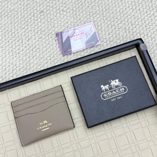 【AT7077】コーチのクラシックシリーズ カードケース｜上質な牛革素材で高級感、軽量便利な多機能カードホルダー｜ビジネスからカジュアルまで対応｜ファッショナブルなアクセサリー | Coach