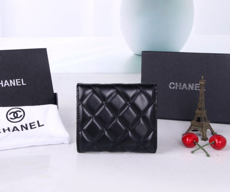 【AT7096】プラダPrada - 上質な羊革の小さくて繊細な財布、都会の女性に欠かせないアイテム | Chanel Paris
