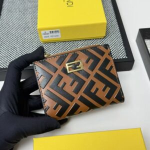 【AT7098】FENDI（フェンディ）Baguetteフォーグウォレット - 贅沢なFF柄と金属ロゴを特徴とするイタリア製ラグジュアリーウォレット | Fendi