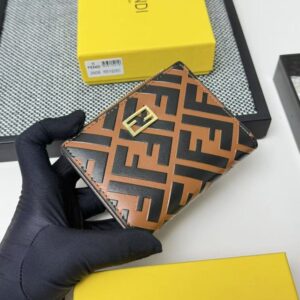 【AT7098】FENDI（フェンディ）Baguetteフォーグウォレット - 贅沢なFF柄と金属ロゴを特徴とするイタリア製ラグジュアリーウォレット | Fendi