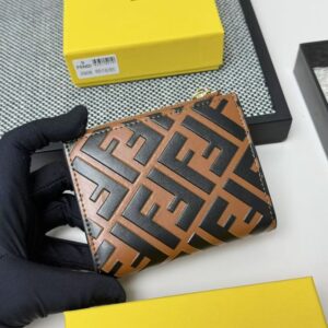 【AT7098】FENDI（フェンディ）Baguetteフォーグウォレット - 贅沢なFF柄と金属ロゴを特徴とするイタリア製ラグジュアリーウォレット | Fendi