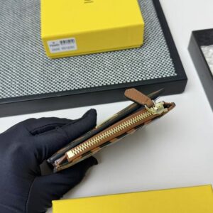 【AT7098】FENDI（フェンディ）Baguetteフォーグウォレット - 贅沢なFF柄と金属ロゴを特徴とするイタリア製ラグジュアリーウォレット | Fendi