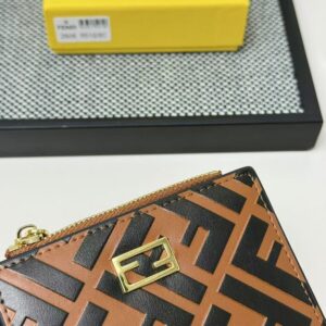 【AT7098】FENDI（フェンディ）Baguetteフォーグウォレット - 贅沢なFF柄と金属ロゴを特徴とするイタリア製ラグジュアリーウォレット | Fendi