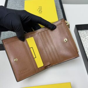 【AT7098】FENDI（フェンディ）Baguetteフォーグウォレット - 贅沢なFF柄と金属ロゴを特徴とするイタリア製ラグジュアリーウォレット | Fendi