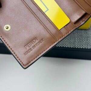 【AT7098】FENDI（フェンディ）Baguetteフォーグウォレット - 贅沢なFF柄と金属ロゴを特徴とするイタリア製ラグジュアリーウォレット | Fendi