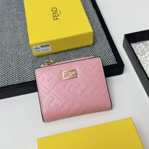 【AT7099】FENDI ピンク色 ナッパレザー財布、高級感とファッションのエレガントな融合 | Fendi