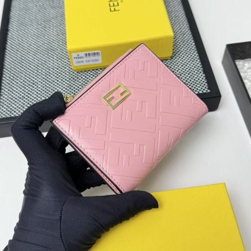 【AT7099】FENDI ピンク色 ナッパレザー財布、高級感とファッションのエレガントな融合 | Fendi