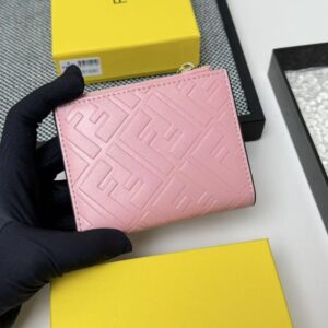 【AT7099】FENDI ピンク色 ナッパレザー財布、高級感とファッションのエレガントな融合 | Fendi