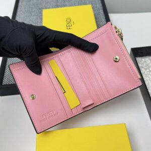 【AT7099】FENDI ピンク色 ナッパレザー財布、高級感とファッションのエレガントな融合 | Fendi
