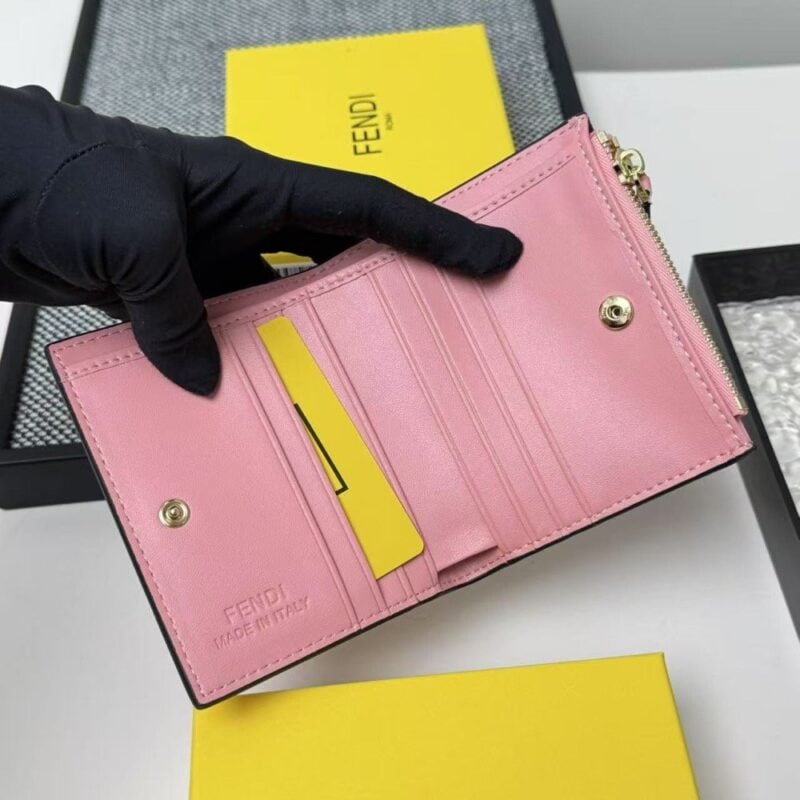 【AT7099】FENDI ピンク色 ナッパレザー財布、高級感とファッションのエレガントな融合 | Fendi