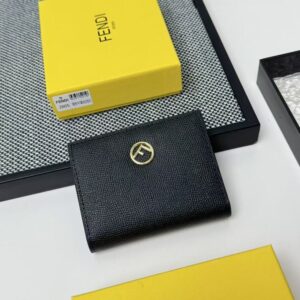 【AT7100】FENDI（フェンディ）- 高級牛革小型財布、エレガントなデザインと機能性、ビジネスミーティングからファッションイベントまで | Fendi Roma