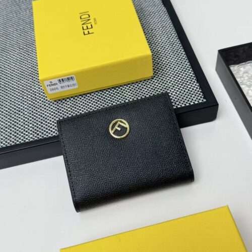 【AT7100】FENDI（フェンディ）- 高級牛革小型財布、エレガントなデザインと機能性、ビジネスミーティングからファッションイベントまで | Fendi Roma