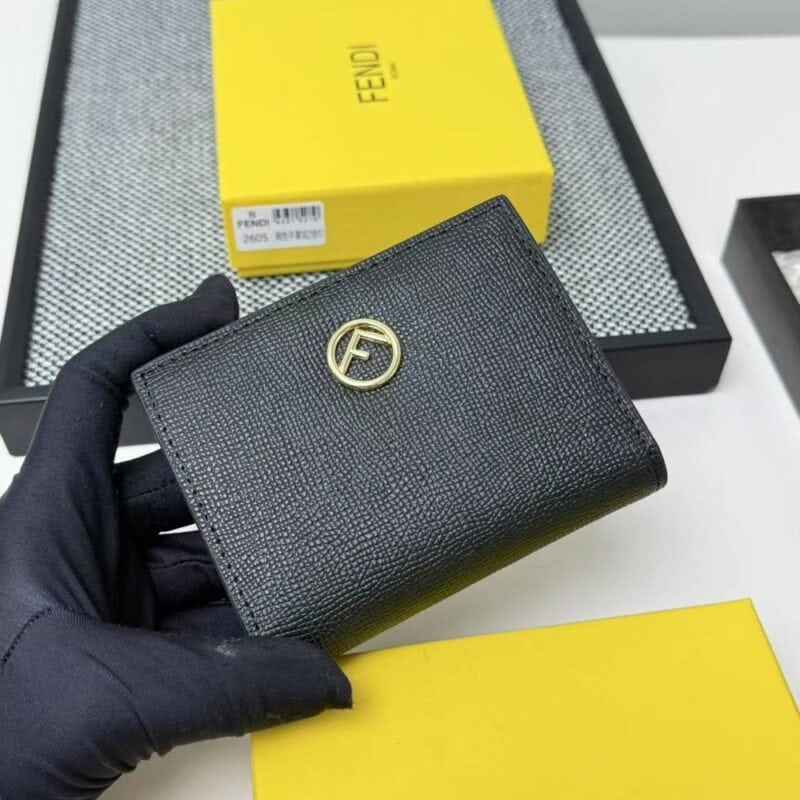 【AT7100】FENDI（フェンディ）- 高級牛革小型財布、エレガントなデザインと機能性、ビジネスミーティングからファッションイベントまで | Fendi Roma