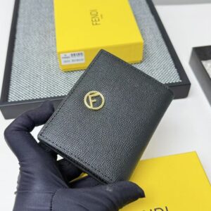 【AT7100】FENDI（フェンディ）- 高級牛革小型財布、エレガントなデザインと機能性、ビジネスミーティングからファッションイベントまで | Fendi Roma