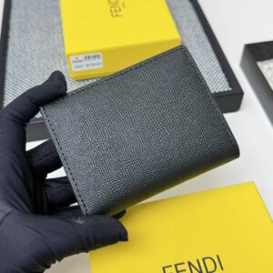 【AT7100】FENDI（フェンディ）- 高級牛革小型財布、エレガントなデザインと機能性、ビジネスミーティングからファッションイベントまで | Fendi Roma
