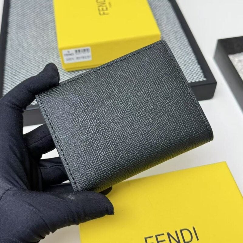 【AT7100】FENDI（フェンディ）- 高級牛革小型財布、エレガントなデザインと機能性、ビジネスミーティングからファッションイベントまで | Fendi Roma