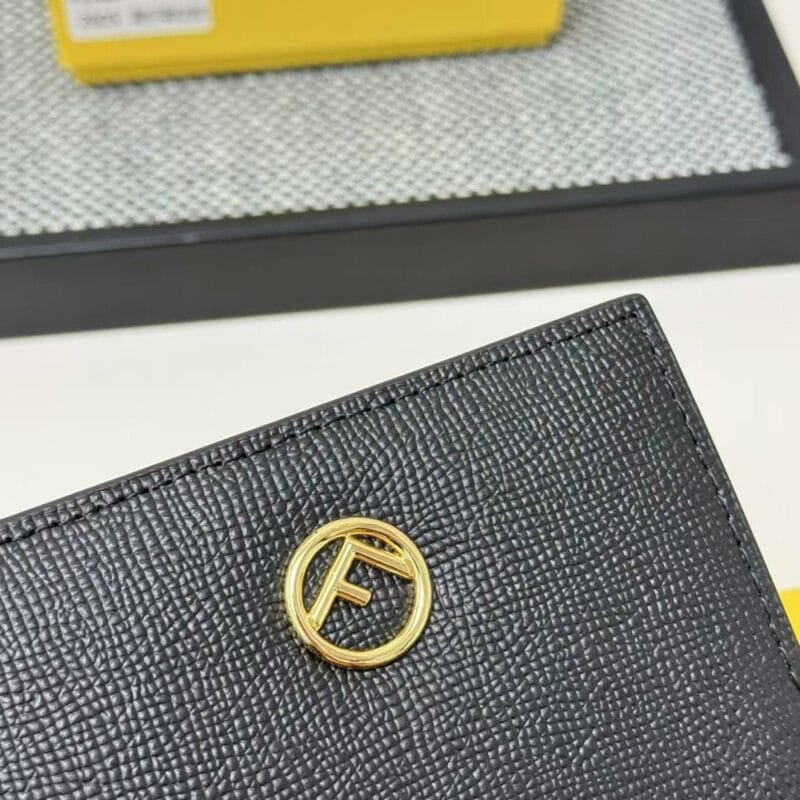 【AT7100】FENDI（フェンディ）- 高級牛革小型財布、エレガントなデザインと機能性、ビジネスミーティングからファッションイベントまで | Fendi Roma