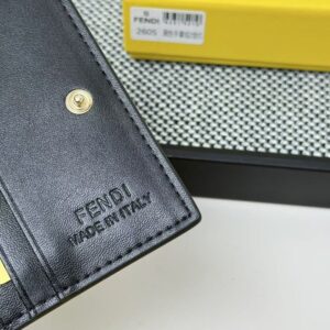 【AT7100】FENDI（フェンディ）- 高級牛革小型財布、エレガントなデザインと機能性、ビジネスミーティングからファッションイベントまで | Fendi Roma