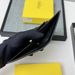 【AT7100】FENDI（フェンディ）- 高級牛革小型財布、エレガントなデザインと機能性、ビジネスミーティングからファッションイベントまで | Fendi Roma