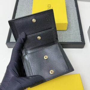 【AT7100】FENDI（フェンディ）- 高級牛革小型財布、エレガントなデザインと機能性、ビジネスミーティングからファッションイベントまで | Fendi Roma