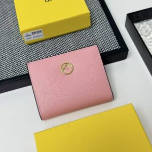 【AT7101】FENDIファンディ クラシックなカーフスキンウォレット、エレガントなピンク色、高級ブランドアクセサリー | Fendi Roma