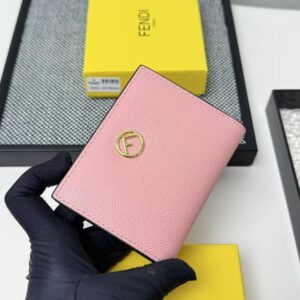 【AT7101】FENDIファンディ クラシックなカーフスキンウォレット、エレガントなピンク色、高級ブランドアクセサリー | Fendi Roma