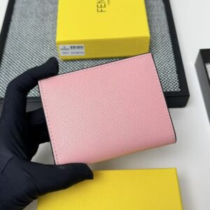 【AT7101】FENDIファンディ クラシックなカーフスキンウォレット、エレガントなピンク色、高級ブランドアクセサリー | Fendi Roma