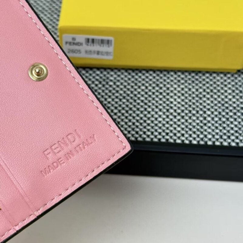 【AT7101】FENDIファンディ クラシックなカーフスキンウォレット、エレガントなピンク色、高級ブランドアクセサリー | Fendi Roma