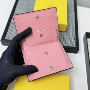 【AT7101】FENDIファンディ クラシックなカーフスキンウォレット、エレガントなピンク色、高級ブランドアクセサリー | Fendi Roma