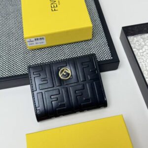 【AT7102】FENDI（フェンディ）のカーフスキン二つ折りウォレット、上質な贅沢さと洗練されたデザイン | Fendi