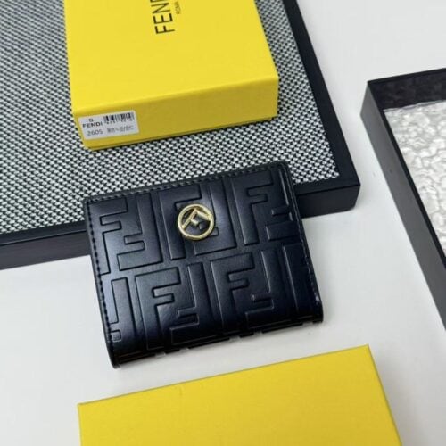 【AT7102】FENDI（フェンディ）のカーフスキン二つ折りウォレット、上質な贅沢さと洗練されたデザイン | Fendi