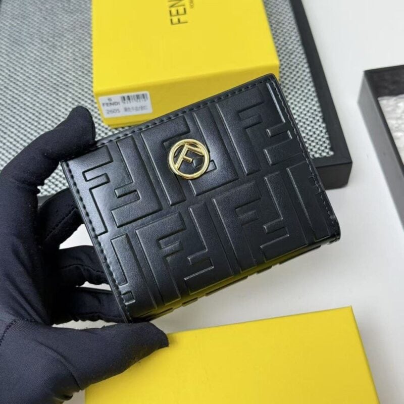 【AT7102】FENDI（フェンディ）のカーフスキン二つ折りウォレット、上質な贅沢さと洗練されたデザイン | Fendi