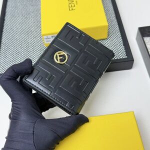 【AT7102】FENDI（フェンディ）のカーフスキン二つ折りウォレット、上質な贅沢さと洗練されたデザイン | Fendi