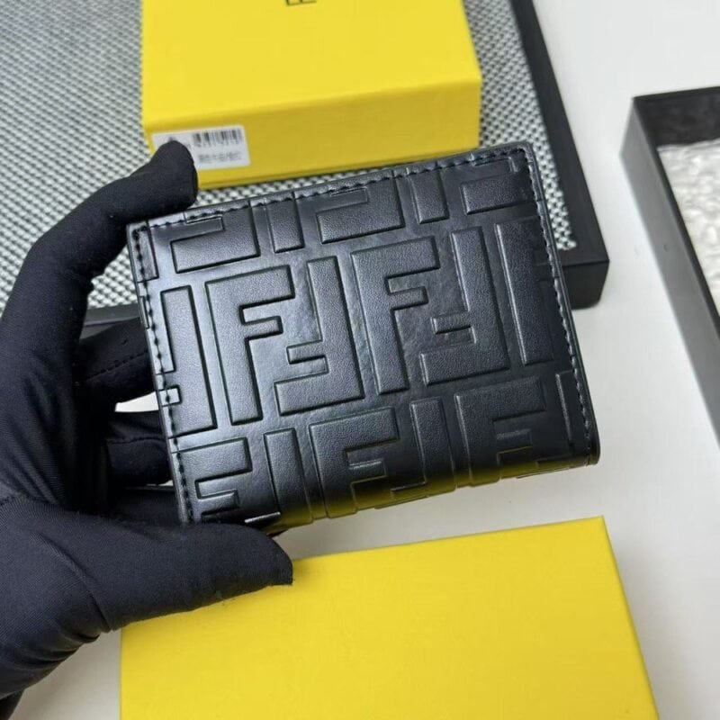 【AT7102】FENDI（フェンディ）のカーフスキン二つ折りウォレット、上質な贅沢さと洗練されたデザイン | Fendi