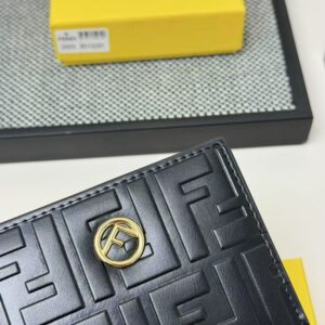 【AT7102】FENDI（フェンディ）のカーフスキン二つ折りウォレット、上質な贅沢さと洗練されたデザイン | Fendi