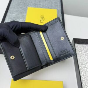 【AT7102】FENDI（フェンディ）のカーフスキン二つ折りウォレット、上質な贅沢さと洗練されたデザイン | Fendi