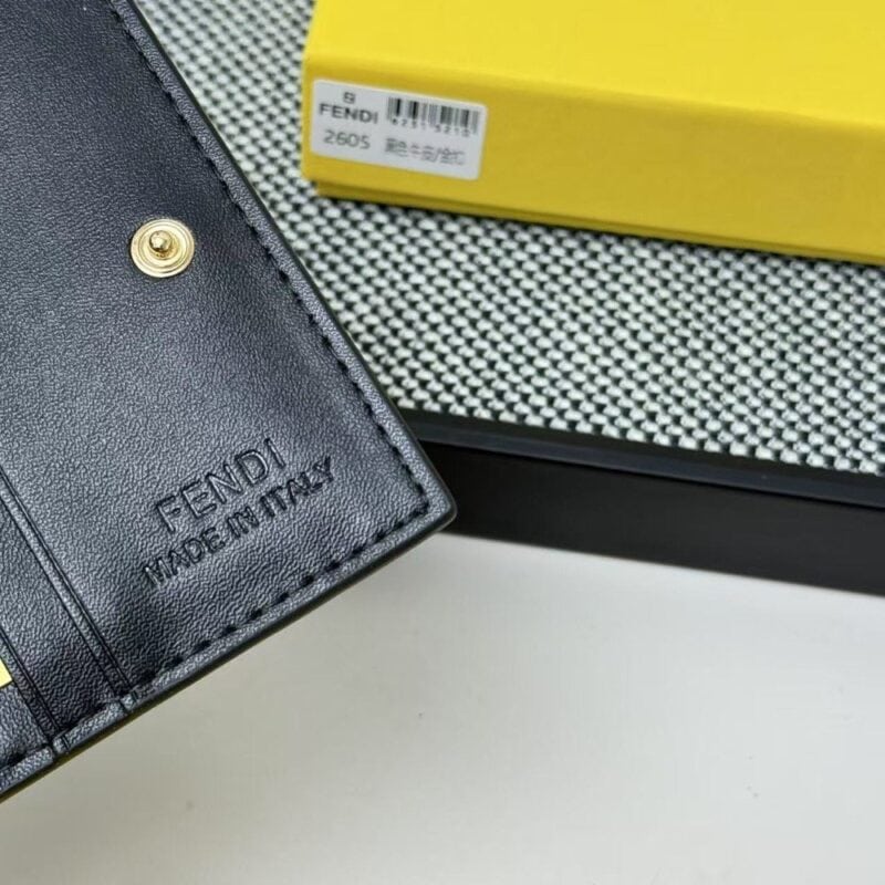 【AT7102】FENDI（フェンディ）のカーフスキン二つ折りウォレット、上質な贅沢さと洗練されたデザイン | Fendi
