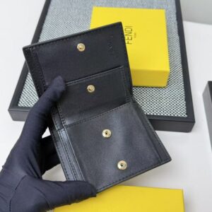 【AT7102】FENDI（フェンディ）のカーフスキン二つ折りウォレット、上質な贅沢さと洗練されたデザイン | Fendi