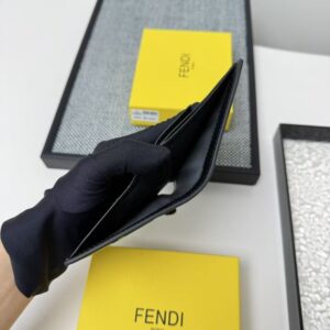 【AT7102】FENDI（フェンディ）のカーフスキン二つ折りウォレット、上質な贅沢さと洗練されたデザイン | Fendi