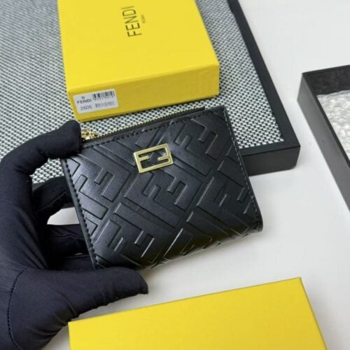 【AT7105】FENDI バゲットバッグシリーズのブラックナッパレザーウォレット | Fendi