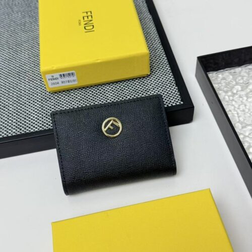 【AT7107】フェンディ(Fendi)のクラシックカーフスキン財布 - 高級感とエレガンスを兼ね備えたアクセサリー | Fendi