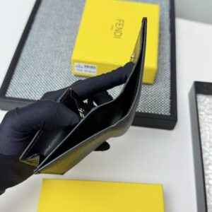 【AT7107】フェンディ(Fendi)のクラシックカーフスキン財布 - 高級感とエレガンスを兼ね備えたアクセサリー | Fendi