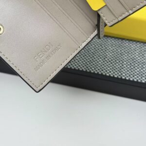 【AT7108】FENDIフェンディクラシック子牛革財布 - エレガントなハイエンドデザイン | Fendi