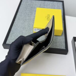 【AT7108】FENDIフェンディクラシック子牛革財布 - エレガントなハイエンドデザイン | Fendi