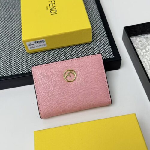 【AT7109】フェンディのカーフスキン二つ折り財布 - ピンクとゴールドのFロゴが華やか | Fendi Roma