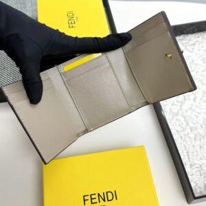 【AT7111】フェンディFF Diamondsシリーズ：エレガントなエンベロープ型財布 | Fendi