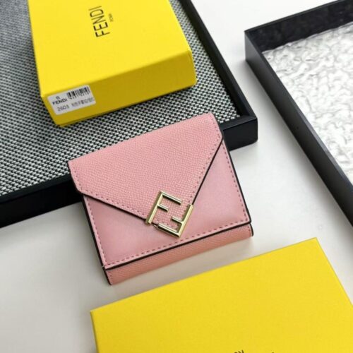 【AT7113】Fendi（フェンディ）FF Diamondsシリーズ ピンクカーフスキン三つ折りウォレット | Fendi Roma