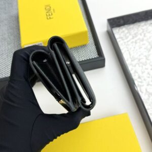 【AT7117】FENDIフェンディ FF Diamondsシリーズ 高級小牛革三つ折り財布 - 傑作 | Fendi Roma