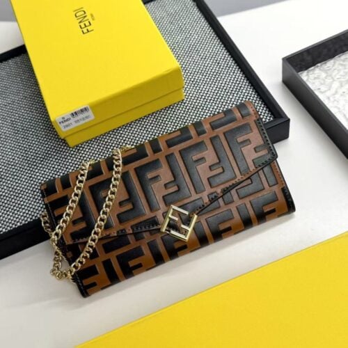 【AT7121】FENDIフェンディ FF Diamondsシリーズ ゴールドチェーン付きカーフスキンウォレット | Fendi